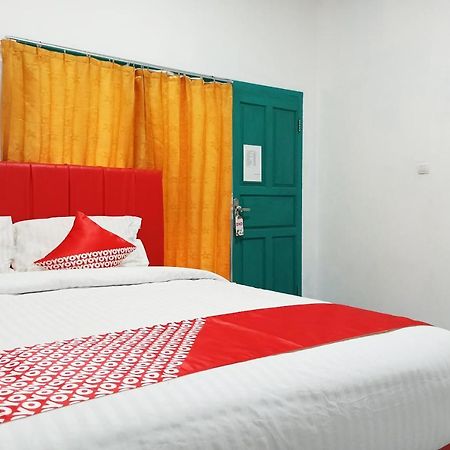 Oyo 2611 Hotel Krui Syariah Zewnętrze zdjęcie
