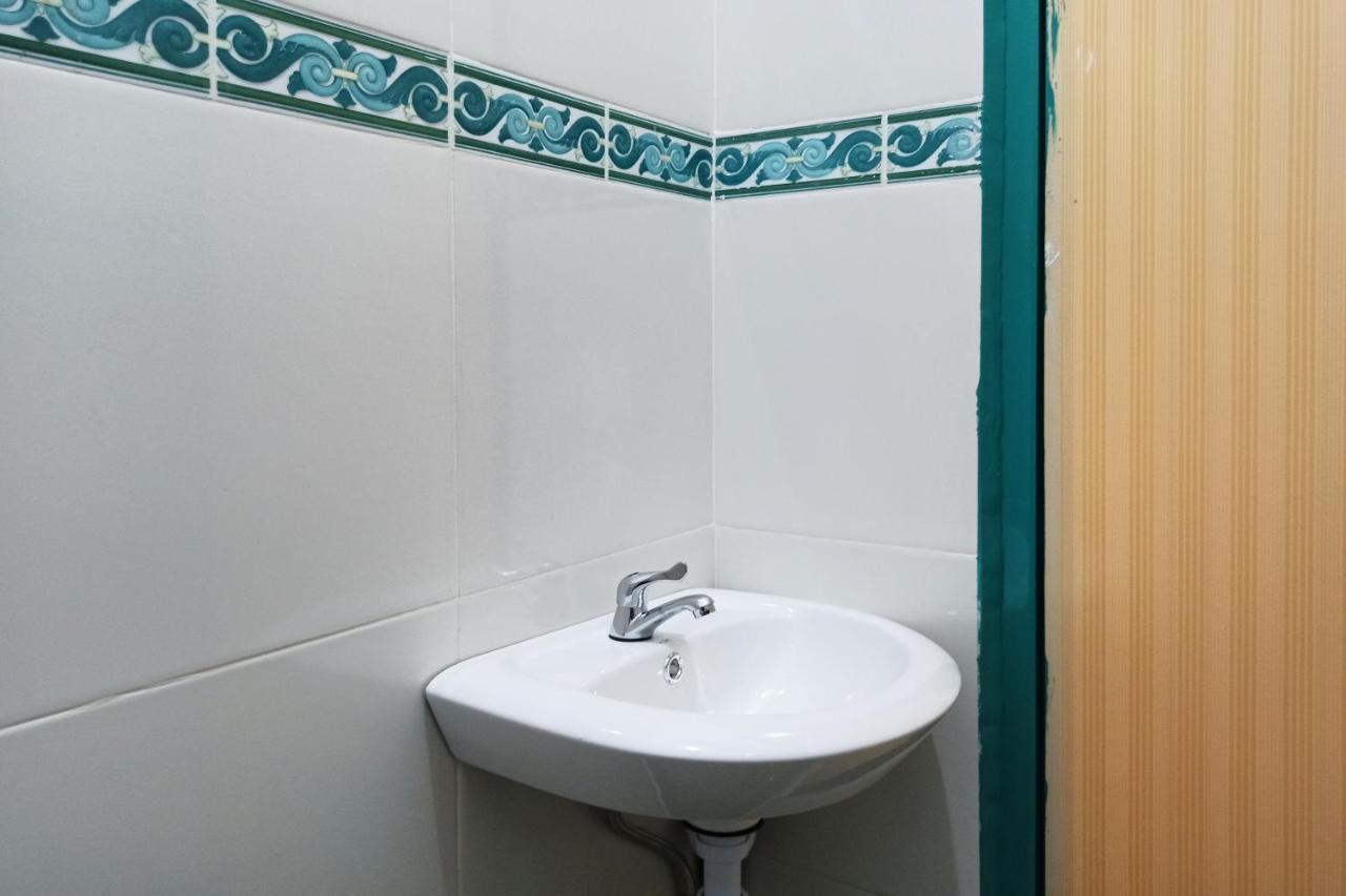 Oyo 2611 Hotel Krui Syariah Zewnętrze zdjęcie